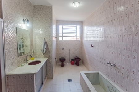 Casa à venda com 640m², 6 quartos e 3 vagas Casa à venda com 640m², 6 quartos e 3 vagasBanheiro Social