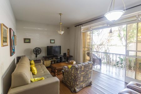 Casa à venda com 640m², 6 quartos e 3 vagas Casa à venda com 640m², 6 quartos e 3 vagasSala