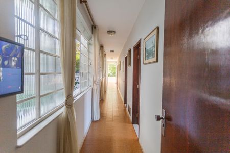 Casa à venda com 640m², 6 quartos e 3 vagas Casa à venda com 640m², 6 quartos e 3 vagasCorredor