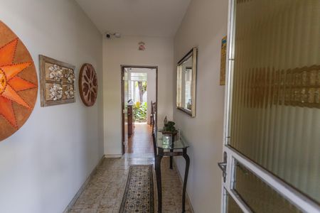 Casa à venda com 640m², 6 quartos e 3 vagas Casa à venda com 640m², 6 quartos e 3 vagasEntrada