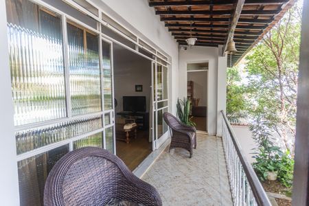 Casa à venda com 640m², 6 quartos e 3 vagas Casa à venda com 640m², 6 quartos e 3 vagasEntrada