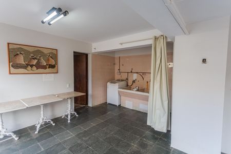 Casa à venda com 640m², 6 quartos e 3 vagas Casa à venda com 640m², 6 quartos e 3 vagasÁrea de Serviço