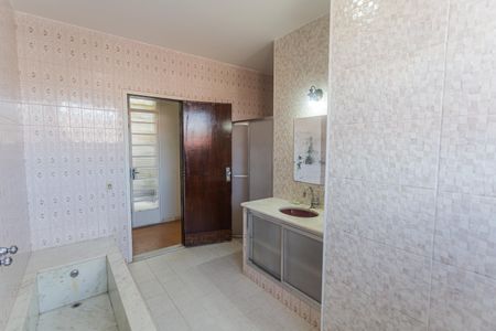 Casa à venda com 640m², 6 quartos e 3 vagas Casa à venda com 640m², 6 quartos e 3 vagasBanheiro Social