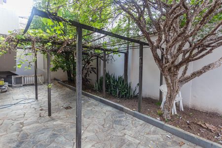 Casa à venda com 640m², 6 quartos e 3 vagas Casa à venda com 640m², 6 quartos e 3 vagasQuintal