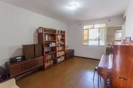 Casa à venda com 640m², 6 quartos e 3 vagas Casa à venda com 640m², 6 quartos e 3 vagasEscritório