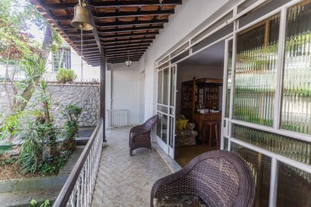 Casa à venda com 640m², 6 quartos e 3 vagas Casa à venda com 640m², 6 quartos e 3 vagasEntrada