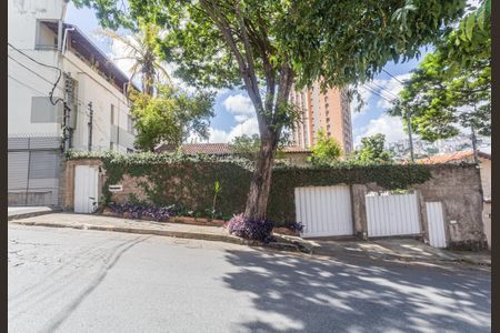 Casa à venda com 640m², 6 quartos e 3 vagas Casa à venda com 640m², 6 quartos e 3 vagasFachada