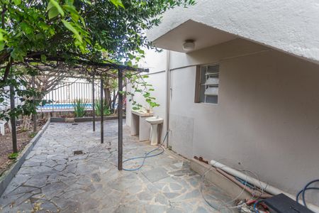 Casa à venda com 640m², 6 quartos e 3 vagas Casa à venda com 640m², 6 quartos e 3 vagasQuintal