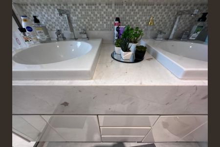 Apartamento para alugar com 169m², 3 quartos e 3 vagasSuíte1 - Banheiro