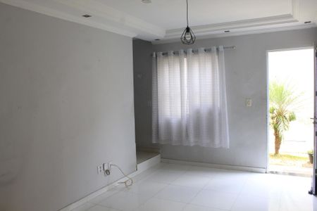 Sala de casa de condomínio para alugar com 2 quartos, 52m² em Recanto Arco Verde, Cotia