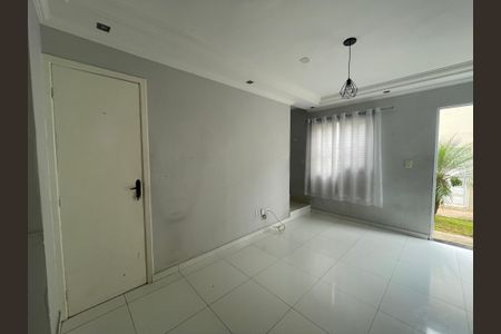 Sala de casa de condomínio para alugar com 2 quartos, 52m² em Recanto Arco Verde, Cotia