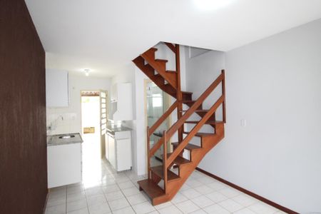 Sala de casa de condomínio à venda com 2 quartos, 75m² em Morro Santana, Porto Alegre