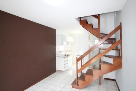 Sala de casa de condomínio à venda com 2 quartos, 75m² em Morro Santana, Porto Alegre