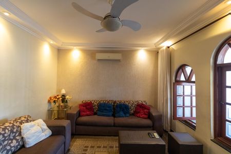 Casa à venda com 250m², 3 quartos e 4 vagasSala