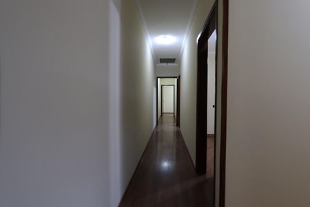 Casa à venda com 135m², 4 quartos e 2 vagasCorredor