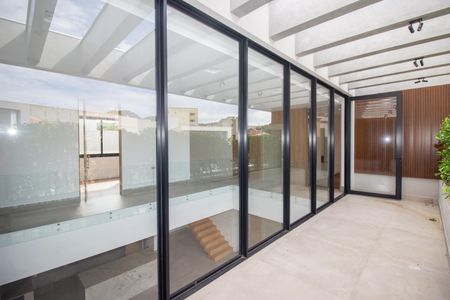 Casa de condomínio para alugar com 650m², 3 quartos e 4 vagasVaranda