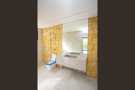 Casa de condomínio para alugar com 650m², 3 quartos e 4 vagasBanheiro Social