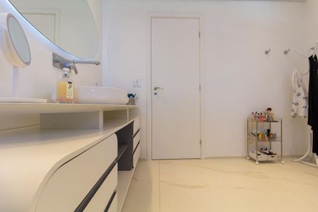 Apartamento à venda com 200m², 3 quartos e 3 vagasBanheiro 3