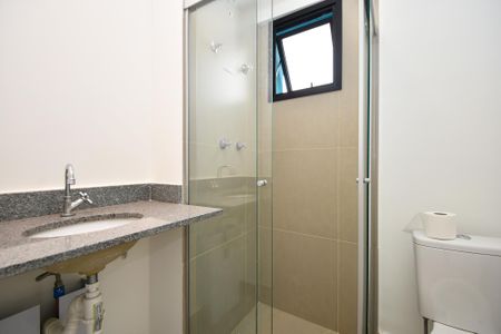 Banheiro social de kitnet/studio para alugar com 1 quarto, 25m² em Sumarezinho, São Paulo