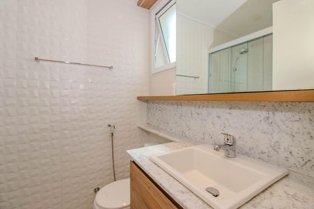 Banheiro da Suíte de apartamento para alugar com 1 quarto, 64m² em Jardim Itu, Porto Alegre