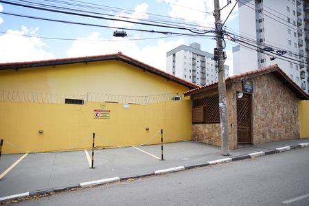Casa à venda com 200m², 2 quartos e 2 vagasFrente do condominio