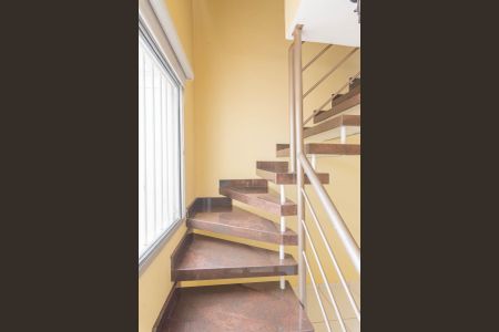 Apartamento para alugar com 115m², 2 quartos e 2 vagas Apartamento para alugar com 115m², 2 quartos e 2 vagasEscada