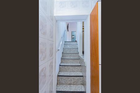 Casa à venda com 120m², 2 quartos e 2 vagas Casa à venda com 120m², 2 quartos e 2 vagasEscada