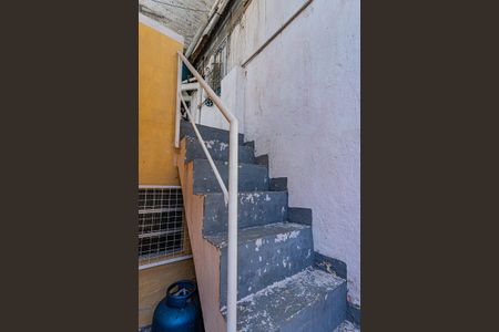 Casa à venda com 120m², 2 quartos e 2 vagas Casa à venda com 120m², 2 quartos e 2 vagasEscada