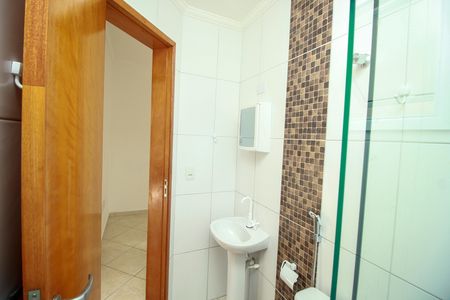 Banheiro social de apartamento para alugar com 2 quartos, 38m² em Jardim Ocara, Santo André