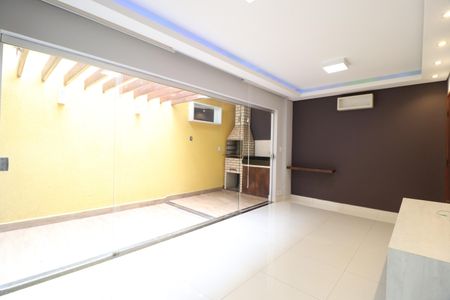 Sala de apartamento para alugar com 2 quartos, 80m² em Santa Mônica, Uberlândia