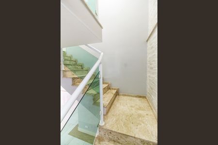 Casa de condomínio para alugar com 10230m², 5 quartos e 3 vagasEscada