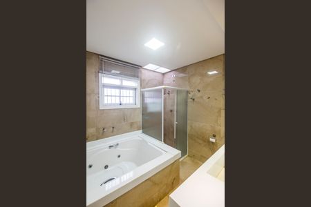 Casa de condomínio para alugar com 10230m², 5 quartos e 3 vagasBanheiro da Suíte