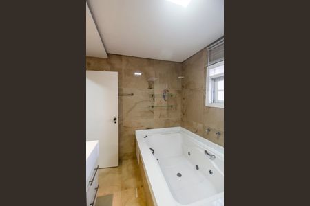 Casa de condomínio para alugar com 10230m², 5 quartos e 3 vagasBanheiro da Suíte