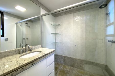 Apartamento para alugar com 268m², 4 quartos e 6 vagasBanheiro da Suíte 1