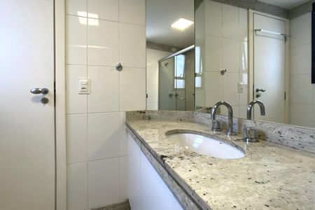 Apartamento para alugar com 268m², 4 quartos e 6 vagasBanheiro da Suíte 1