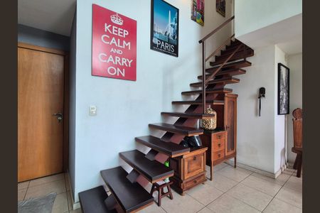 Apartamento para alugar com 70m², 1 quarto e 1 vaga Apartamento para alugar com 70m², 1 quarto e 1 vagaEscada