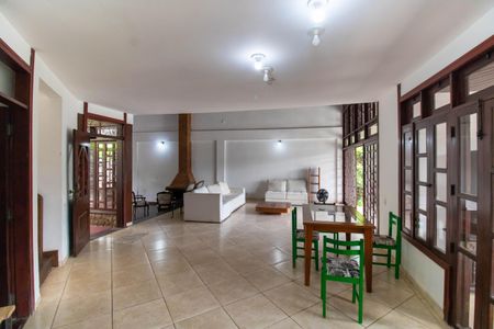 Casa à venda com 1100m², 4 quartos e sem vaga Casa à venda com 1100m², 4 quartos e sem vagaSala