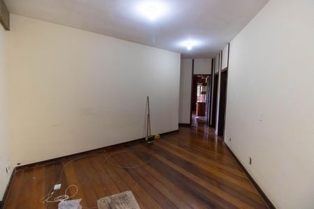 Casa à venda com 1100m², 4 quartos e sem vaga Casa à venda com 1100m², 4 quartos e sem vagaHall