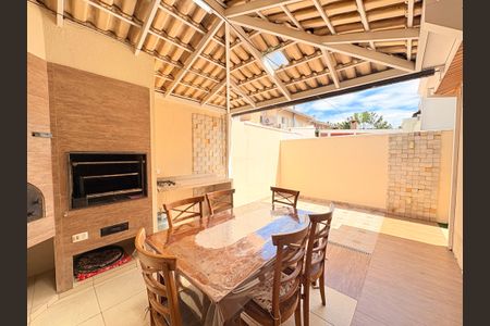 Casa de condomínio à venda com 110m², 3 quartos e 2 vagasÁrea gourmet