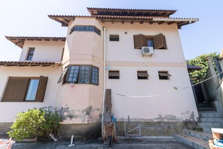Fachada de casa à venda com 3 quartos, 260m² em Teresópolis, Porto Alegre