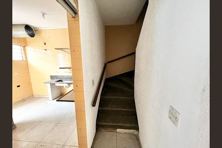 Casa à venda com 170m², 4 quartos e 2 vagasEscada