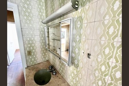 Casa à venda com 170m², 4 quartos e 2 vagasBanheiro 