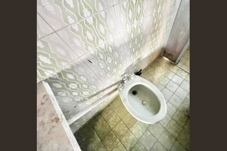 Casa à venda com 170m², 4 quartos e 2 vagasBanheiro 