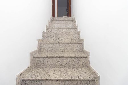 Casa de condomínio à venda com 55m², 2 quartos e 2 vagas Casa de condomínio à venda com 55m², 2 quartos e 2 vagasEscada