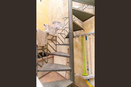 Casa para alugar com 250m², 5 quartos e 4 vagas Casa para alugar com 250m², 5 quartos e 4 vagasEscada