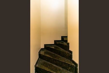 Casa para alugar com 250m², 5 quartos e 4 vagas Casa para alugar com 250m², 5 quartos e 4 vagasEscada