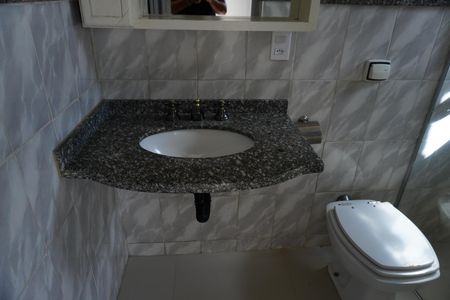 Casa para alugar com 416m², 4 quartos e 6 vagasBanheiro da Suíte 1