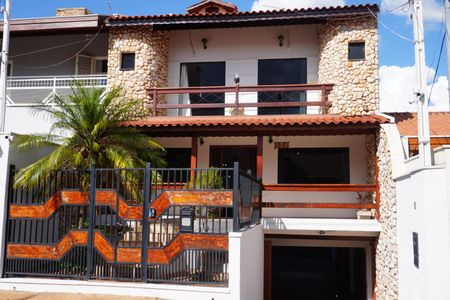 Casa para alugar com 416m², 4 quartos e 6 vagasFachada