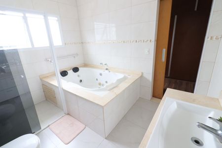 Banheiro da Suíte 1 de casa à venda com 5 quartos, 289m² em Km 18, Osasco