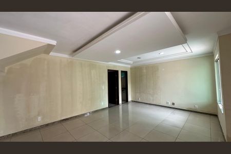 Sala de casa de condomínio para alugar com 3 quartos, 300m² em Vargem Pequena, Rio de Janeiro